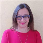 Docente impartisce lezioni o ripetizioni di di psicologia a studenti del liceo a indirizzo Scienze Umane